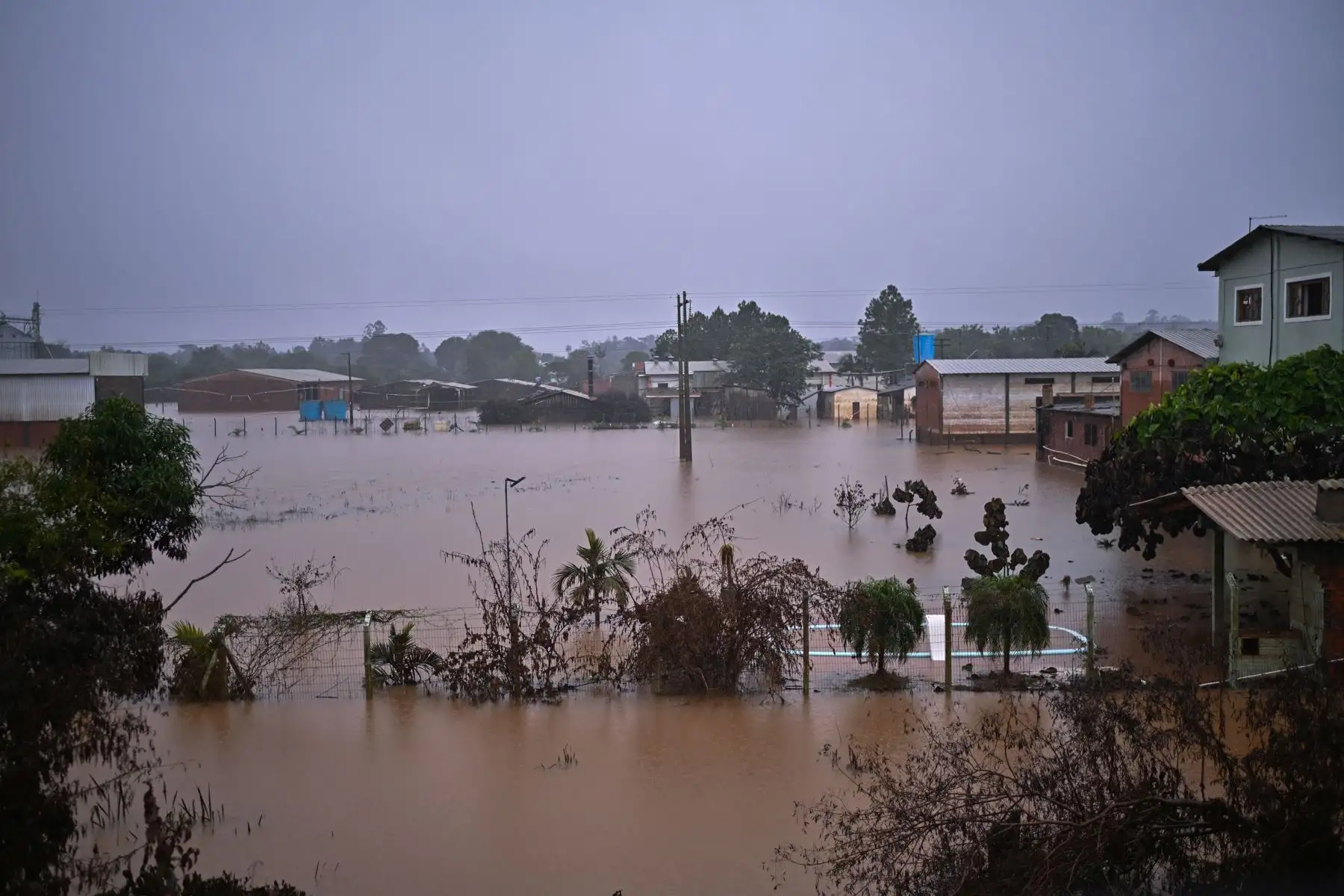 Fotografía que muestra la magnitud de una inundación este domingo en el municipio de Río Pardo, estado de Rio Grande do Sul (Brasil). La tragedia que se vive en el sur de Brasil, donde las inundaciones por las fuertes lluvias que azotan la región desde hace dos semanas ya han dejado 144 muertos y 125 desaparecidos, puede empeorar en las próximas horas debido a la crecida de los ríos por los temporales de este domingo. Foto: EFE