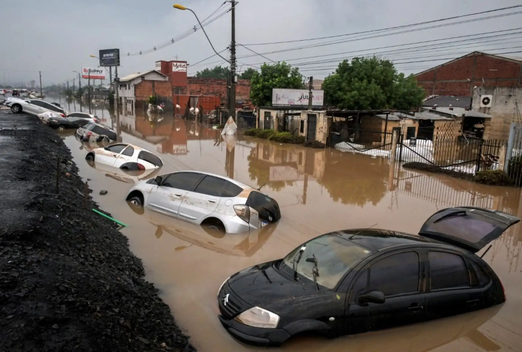 Vista de automóviles varados a lo largo de la carretera BR-116 en Sao Leopoldo, Rio Grande do Sul. Foto: AFP