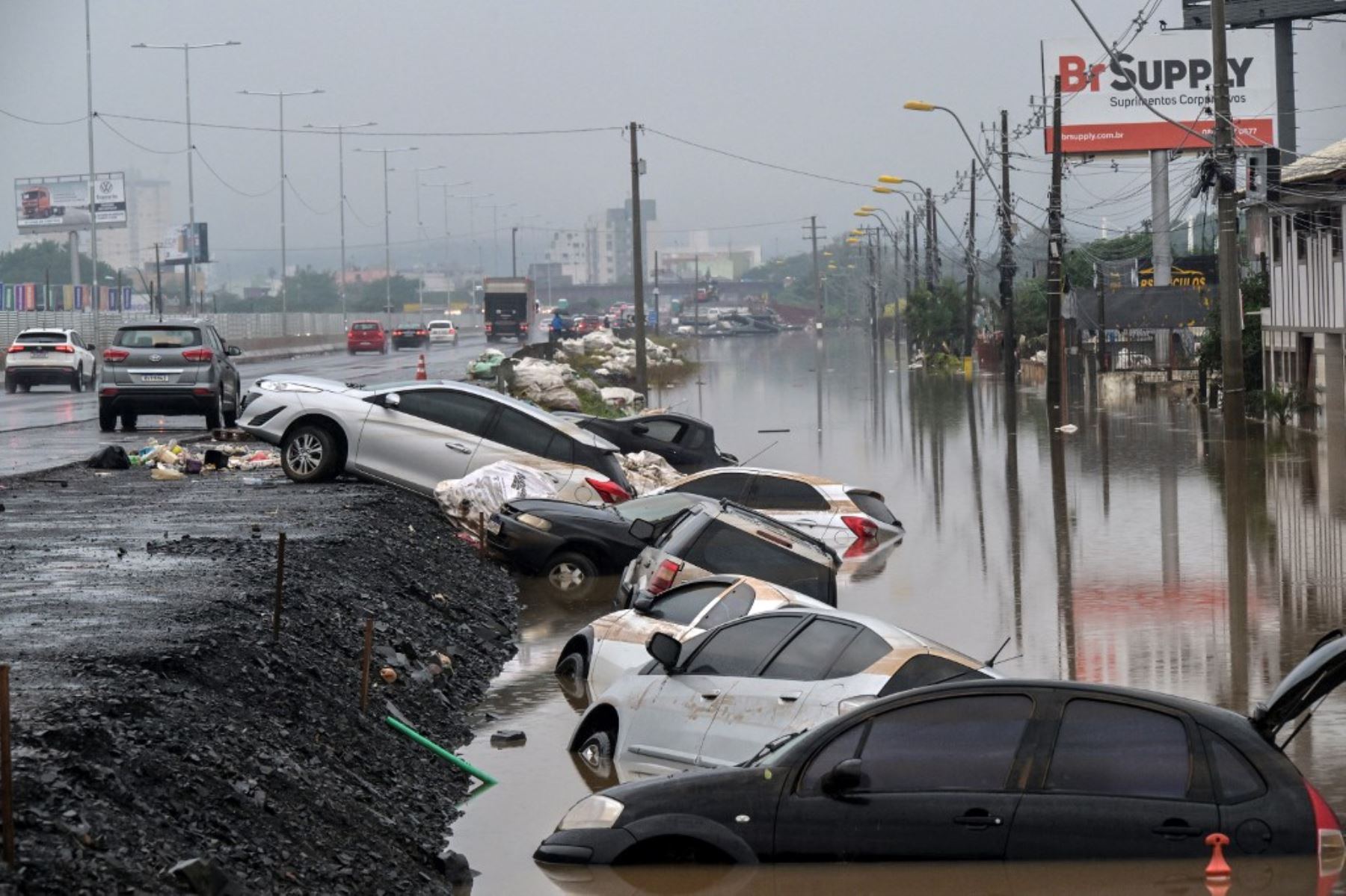 Vista de automóviles varados a lo largo de la carretera BR-116 en Sao Leopoldo, Rio Grande do Sul, Brasil. Foto: AFP