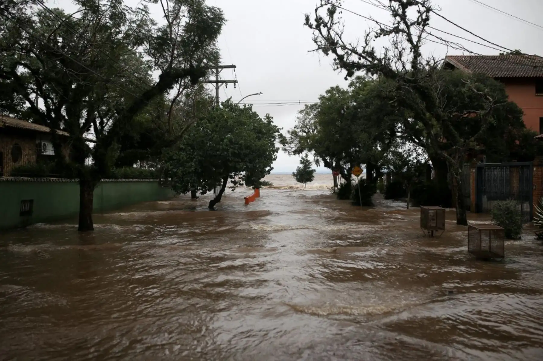 Las aguas inundan las calles del barrio de Ipanema en Porto Alegre, estado de Rio Grande do Sul, Brasil. Foto: AFP