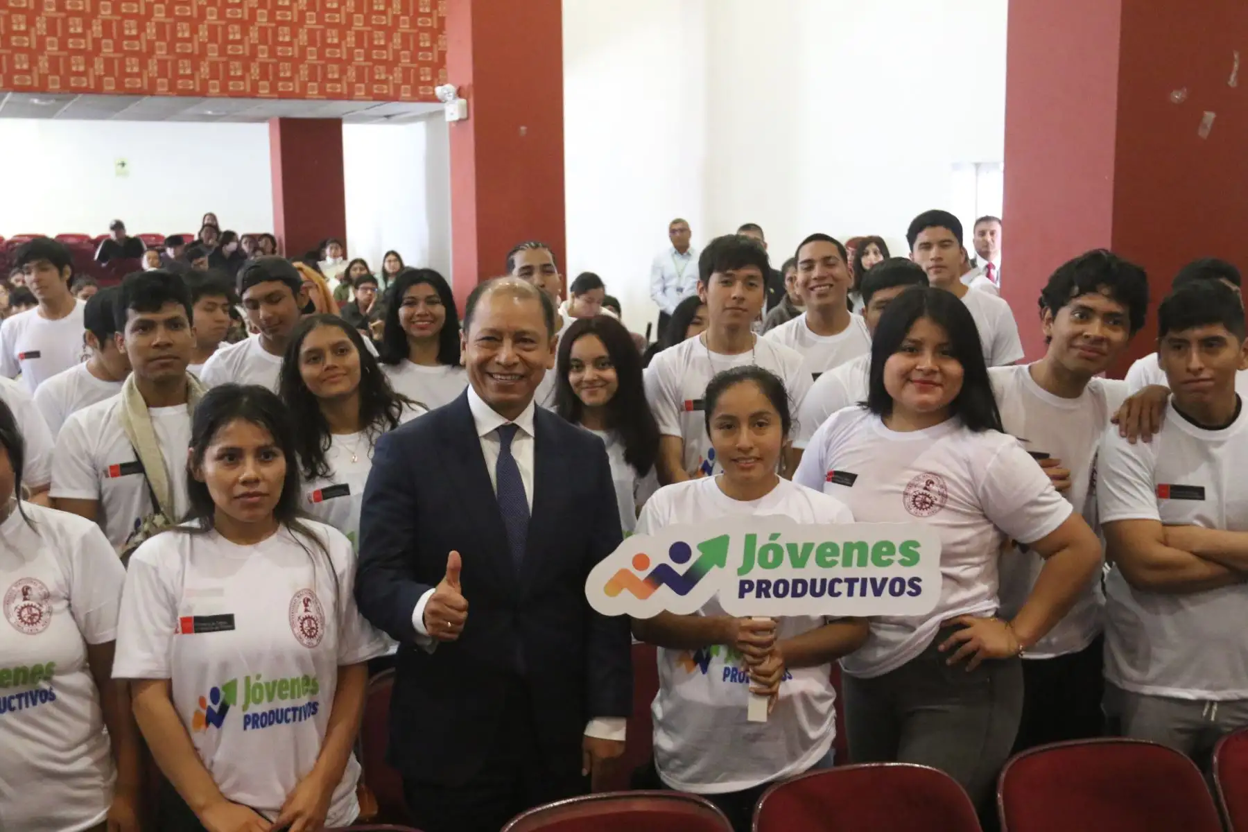 El ministro de Trabajo y Promoción del Empleo, Daniel Maurate, presidió la ceremonia de inicio del curso de capacitación laboral para 100 jóvenes en situación de pobreza y vulnerabilidad sociolaboral. Foto: ANDINA/Héctor Vinces