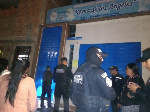 El colegio Reyna de los Ángeles sufrió anoche un nuevo atentado por presuntos extorsionadores. Este es el cuarto ataque con explosivo que lanzan los delincuentes. ANDINA/Difusión