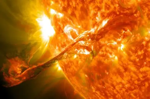 El campo magnético de la Tierra la protege de la radiación producida por fenómenos solares como las erupciones solares, mientras que Marte carece de ese tipo de protección