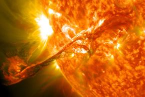 El campo magnético de la Tierra la protege de la radiación producida por fenómenos solares como las erupciones solares, mientras que Marte carece de ese tipo de protección