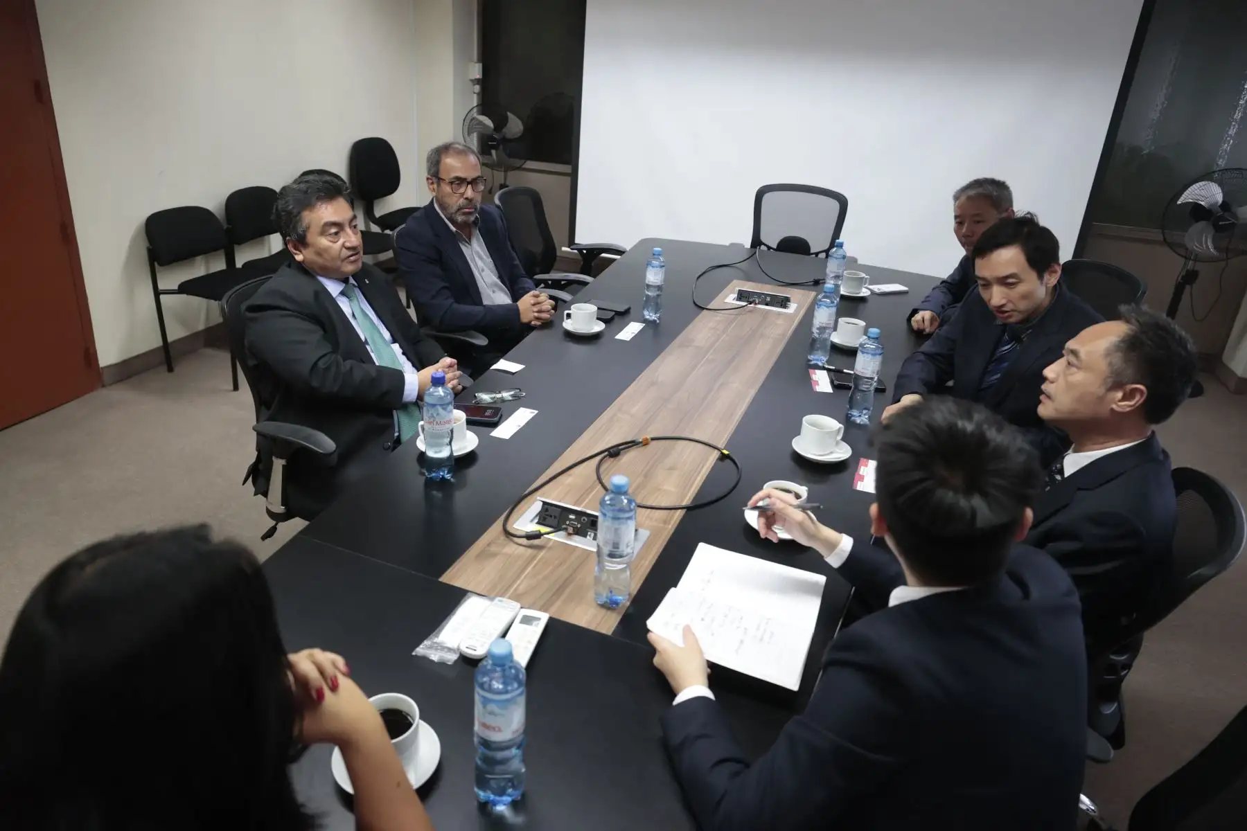 Representantes de la agencia china Xinhua, liderada por el vicedirector de la Oficina Regional para América Latina, Liu Ming, visitaron hoy las instalaciones de Editora Perú, empresa que agrupa al Diario Oficial El Peruano y la Agencia de Noticias Andina.
Foto: ANDINA/Vidal Tarqui