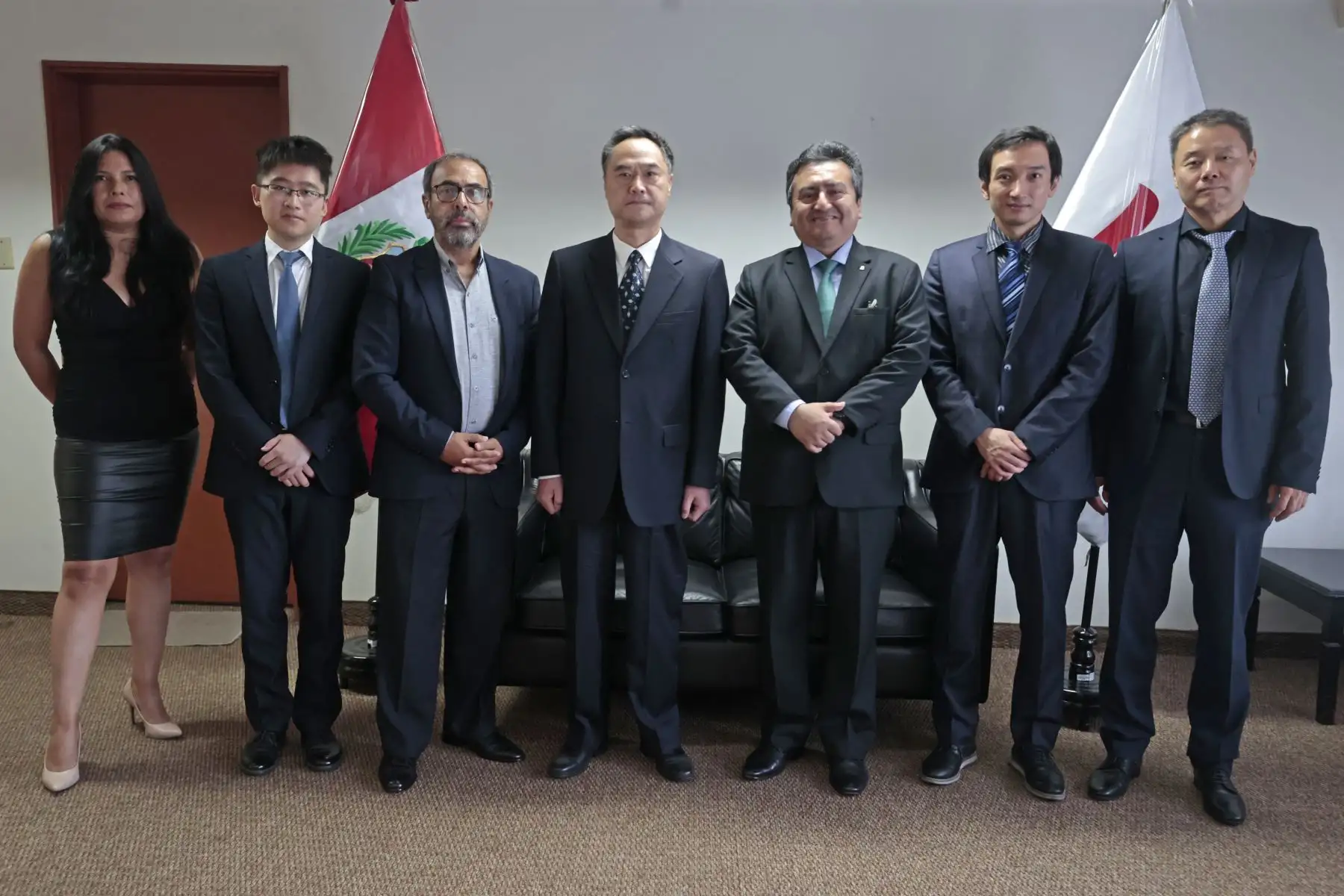 Representantes de la agencia china Xinhua, liderada por el vicedirector de la Oficina Regional para América Latina, Liu Ming, visitaron hoy las instalaciones de Editora Perú, empresa que agrupa al Diario Oficial El Peruano y la Agencia de Noticias Andina.
En la imagen, participan:  Liu Ming,  Vicedirector de la Oficina Regional para América Latina de la Agencia de Noticias Xinhua, Chen Jun, Gerente general del márketing de la Oficina Regional para América Latina de la Agencia de Noticias Xinhua, Hao Yunfu, corresponsal en jefe de Xinhua en Lima, Liao Siwei, Corresponsal de Xinhua en Quito, Carlos Rosendo Acat Koch, Asesor  de Xinhua y Magaly Valencia, gerente marketing.
Foto: ANDINA/Vidal Tarqui