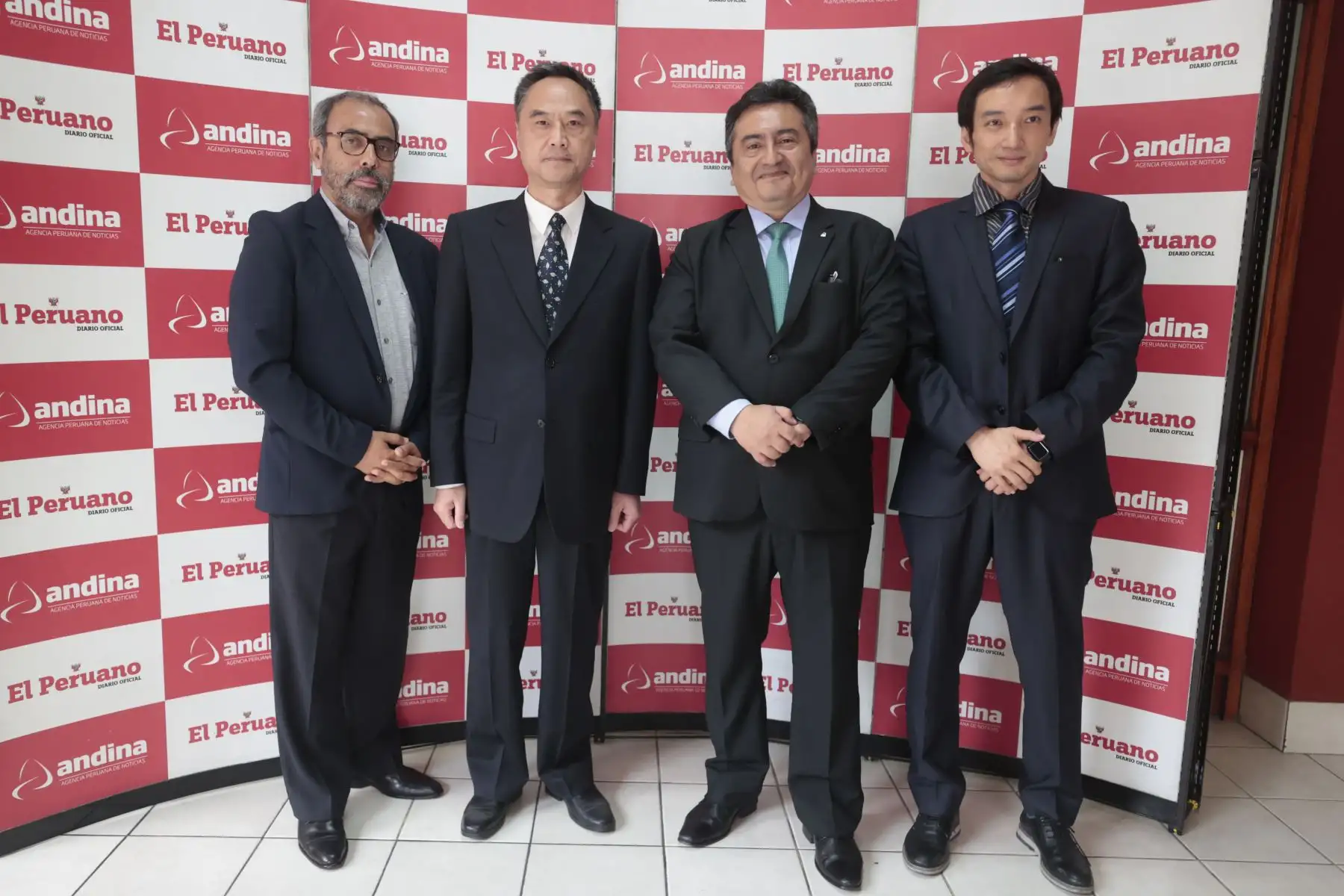 Representantes de la agencia china Xinhua, liderada por el vicedirector de la Oficina Regional para América Latina, Liu Ming, visitaron hoy las instalaciones de Editora Perú, empresa que agrupa al Diario Oficial El Peruano y la Agencia de Noticias Andina.
Foto: ANDINA/Vidal Tarqui