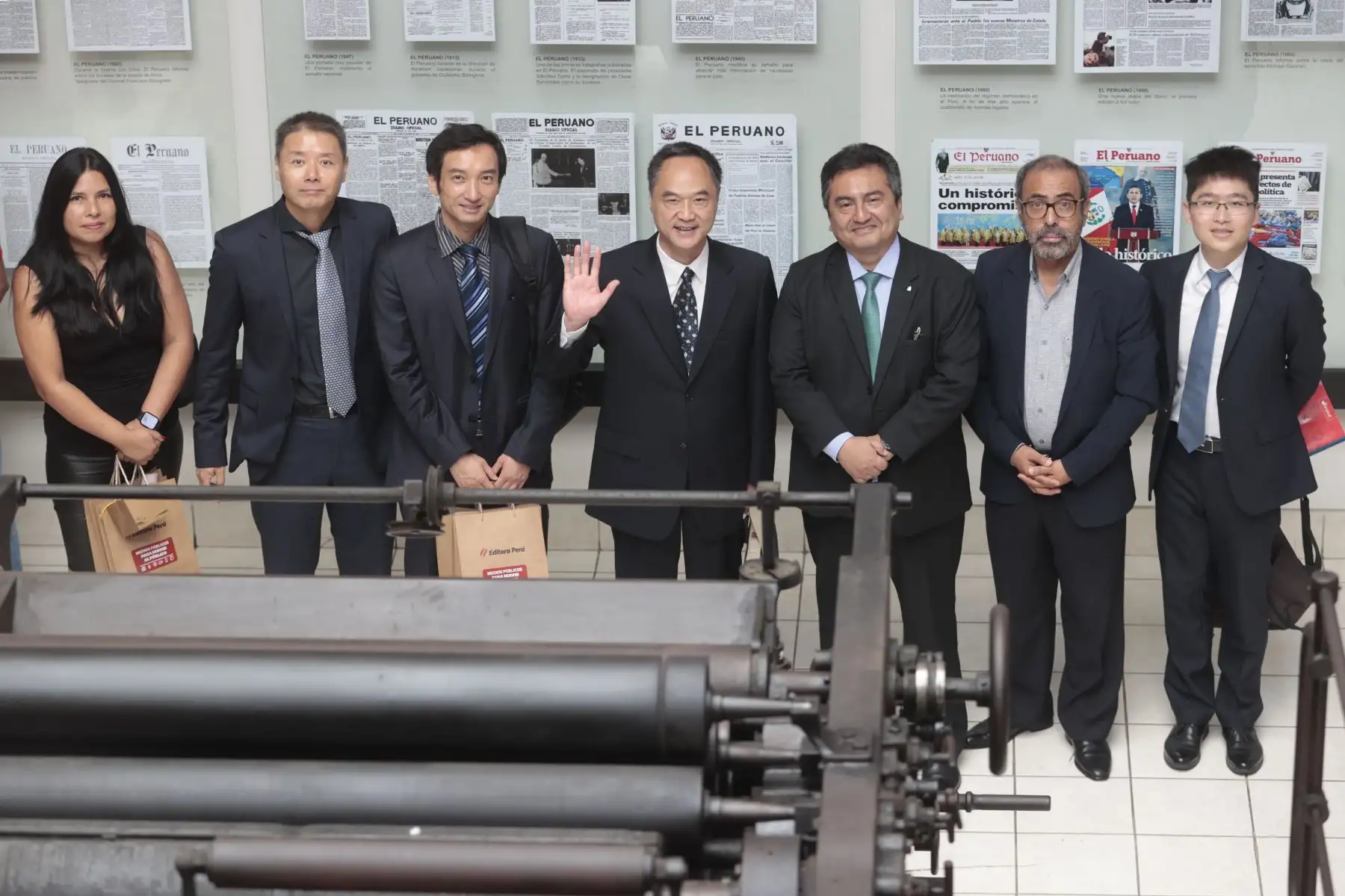 Representantes de la agencia china Xinhua, liderada por el vicedirector de la Oficina Regional para América Latina, Liu Ming, visitaron hoy las instalaciones de Editora Perú, empresa que agrupa al Diario Oficial El Peruano y la Agencia de Noticias Andina.
En la imagen, participan:  Liu Ming,  Vicedirector de la Oficina Regional para América Latina de la Agencia de Noticias Xinhua, Chen Jun, Gerente general del márketing de la Oficina Regional para América Latina de la Agencia de Noticias Xinhua, Hao Yunfu, corresponsal en jefe de Xinhua en Lima, Liao Siwei, Corresponsal de Xinhua en Quito, Carlos Rosendo Acat Koch, Asesor  de Xinhua y Magaly Valencia, gerente marketing.
Foto: ANDINA/Vidal Tarqui