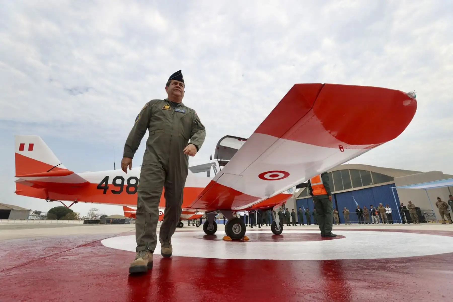 La Fuerza Aérea del Perú incorporó entre sus aeronaves un nuevo avión de instrucción Alarus CH-2000, el decimoquinto que es producido íntegramente en nuestro país por ingenieros y técnicos aeronáuticos del Servicio de Mantenimiento de la FAP (SEMAN FAP), logro que fue destacado hoy por el ministro de Defensa, Walter Enrique Astudillo Chávez.
Foto: Mindef