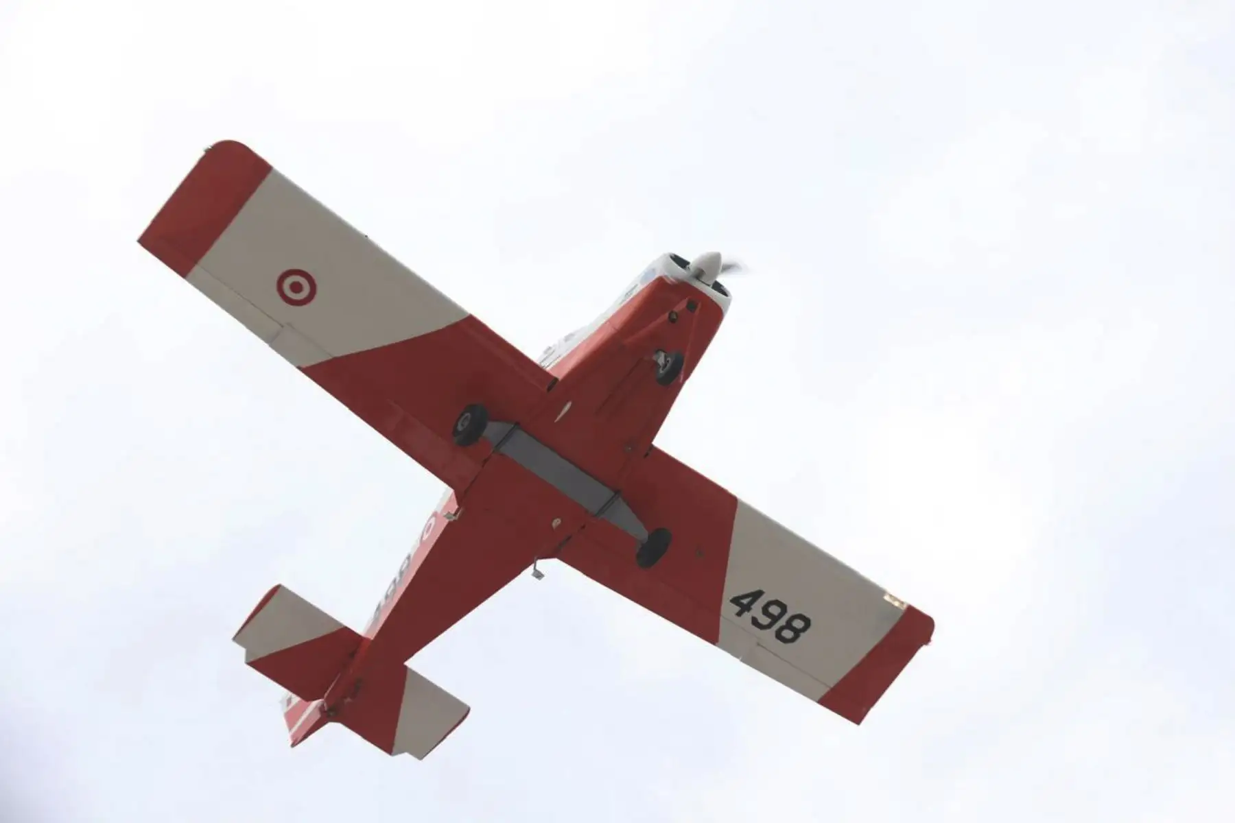 La Fuerza Aérea del Perú incorporó entre sus aeronaves un nuevo avión de instrucción Alarus CH-2000, el decimoquinto que es producido íntegramente en nuestro país por ingenieros y técnicos aeronáuticos del Servicio de Mantenimiento de la FAP (SEMAN FAP), logro que fue destacado hoy por el ministro de Defensa, Walter Enrique Astudillo Chávez.
Foto: Mindef