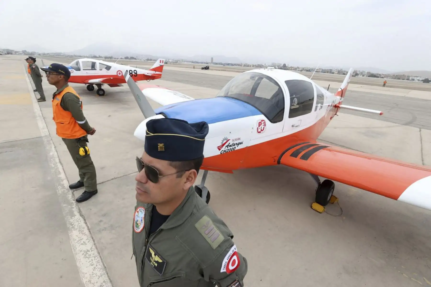 La Fuerza Aérea del Perú incorporó entre sus aeronaves un nuevo avión de instrucción Alarus CH-2000, el decimoquinto que es producido íntegramente en nuestro país por ingenieros y técnicos aeronáuticos del Servicio de Mantenimiento de la FAP (SEMAN FAP), logro que fue destacado hoy por el ministro de Defensa, Walter Enrique Astudillo Chávez.
Foto: Mindef