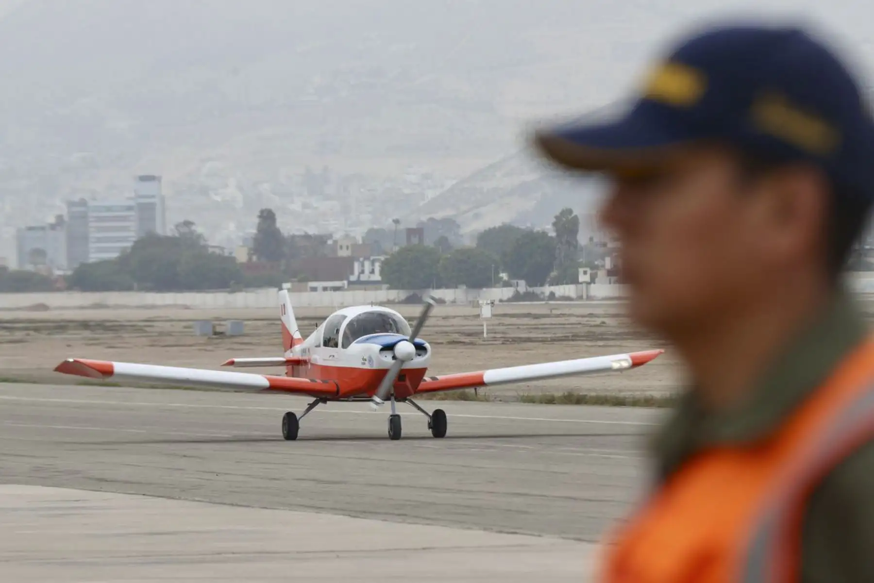 La Fuerza Aérea del Perú incorporó entre sus aeronaves un nuevo avión de instrucción Alarus CH-2000, el decimoquinto que es producido íntegramente en nuestro país por ingenieros y técnicos aeronáuticos del Servicio de Mantenimiento de la FAP (SEMAN FAP), logro que fue destacado hoy por el ministro de Defensa, Walter Enrique Astudillo Chávez.
Foto: Mindef