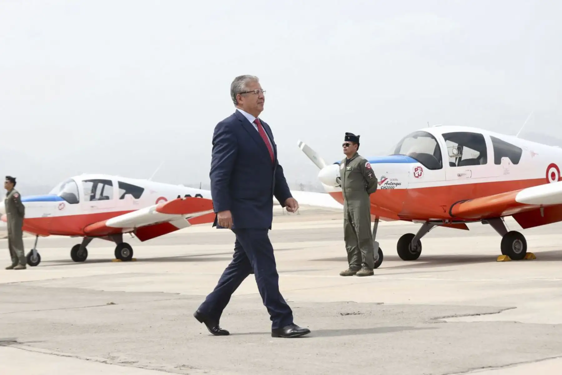 La Fuerza Aérea del Perú incorporó entre sus aeronaves un nuevo avión de instrucción Alarus CH-2000, el decimoquinto que es producido íntegramente en nuestro país por ingenieros y técnicos aeronáuticos del Servicio de Mantenimiento de la FAP (SEMAN FAP), logro que fue destacado hoy por el ministro de Defensa, Walter Enrique Astudillo Chávez.
Foto: Mindef