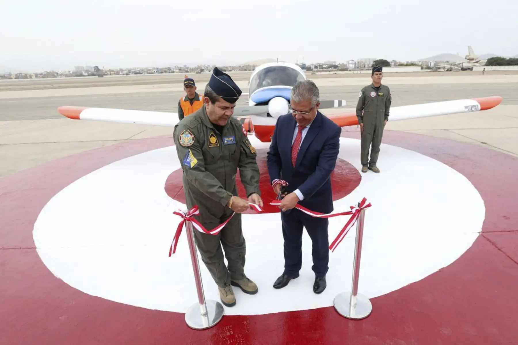 La Fuerza Aérea del Perú incorporó entre sus aeronaves un nuevo avión de instrucción Alarus CH-2000, el decimoquinto que es producido íntegramente en nuestro país por ingenieros y técnicos aeronáuticos del Servicio de Mantenimiento de la FAP (SEMAN FAP), logro que fue destacado hoy por el ministro de Defensa, Walter Enrique Astudillo Chávez.
Foto: Mindef