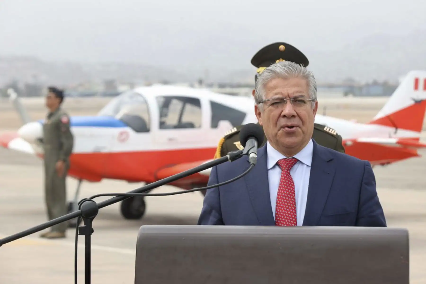 La Fuerza Aérea del Perú incorporó entre sus aeronaves un nuevo avión de instrucción Alarus CH-2000, el decimoquinto que es producido íntegramente en nuestro país por ingenieros y técnicos aeronáuticos del Servicio de Mantenimiento de la FAP (SEMAN FAP), logro que fue destacado hoy por el ministro de Defensa, Walter Enrique Astudillo Chávez.
Foto: Mindef