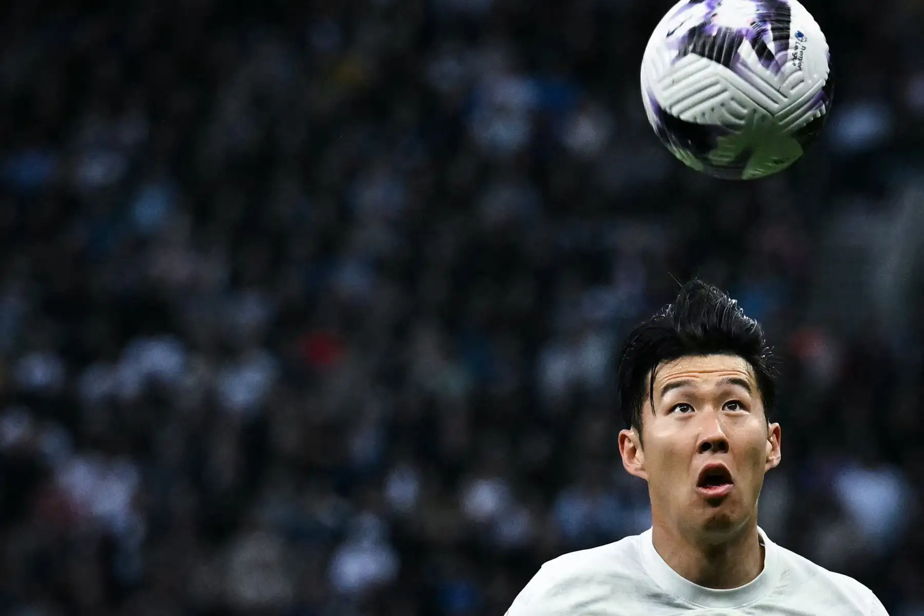 El delantero surcoreano del Tottenham, Son Heung-Min, mira el balón durante el partido de fútbol de la Premier League inglesa entre Tottenham Hotspur y Manchester City.Foto: AFP