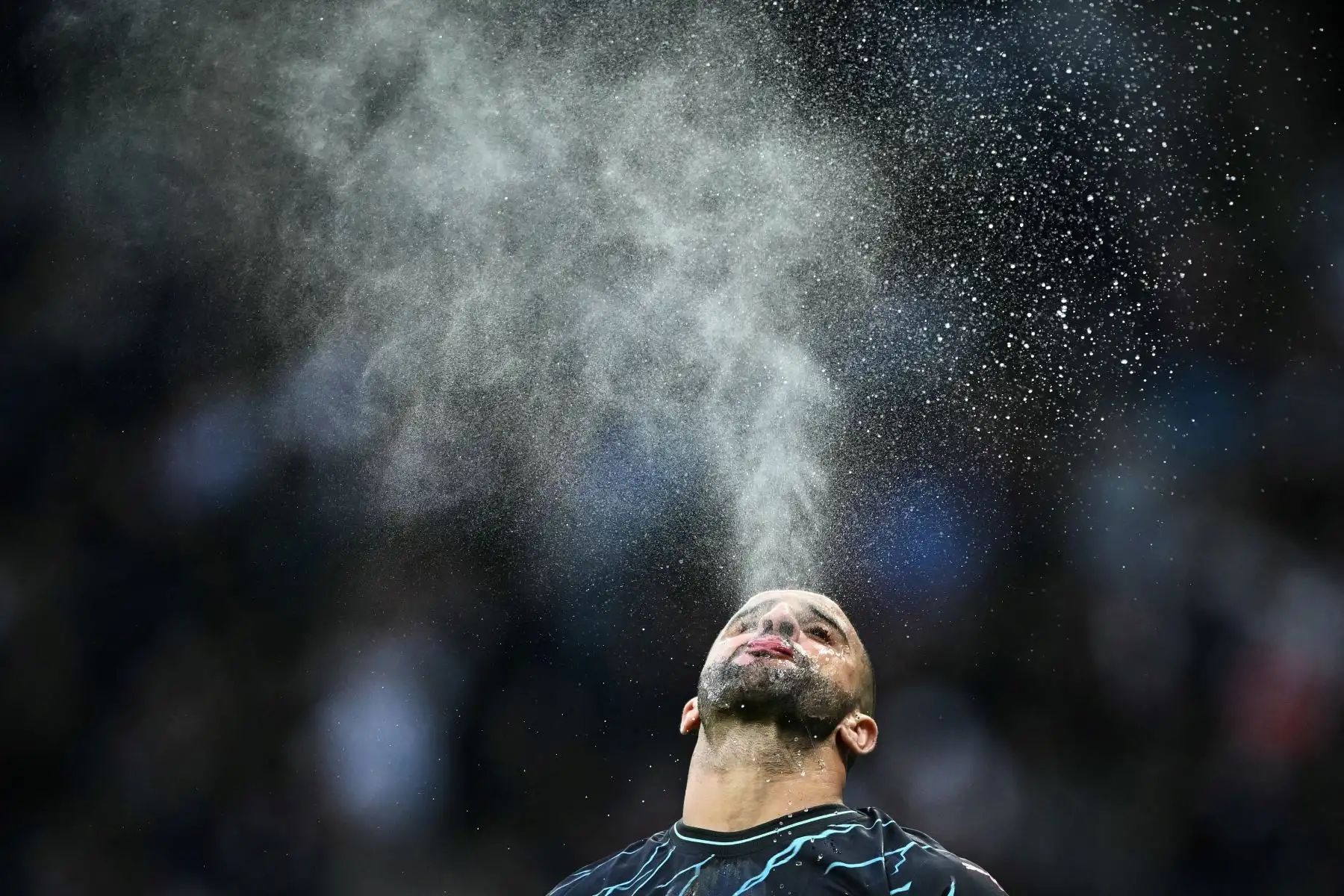 El defensor inglés del Manchester City, Kyle Walker, escupe agua antes del partido de fútbol de la Premier League. Foto: AFP