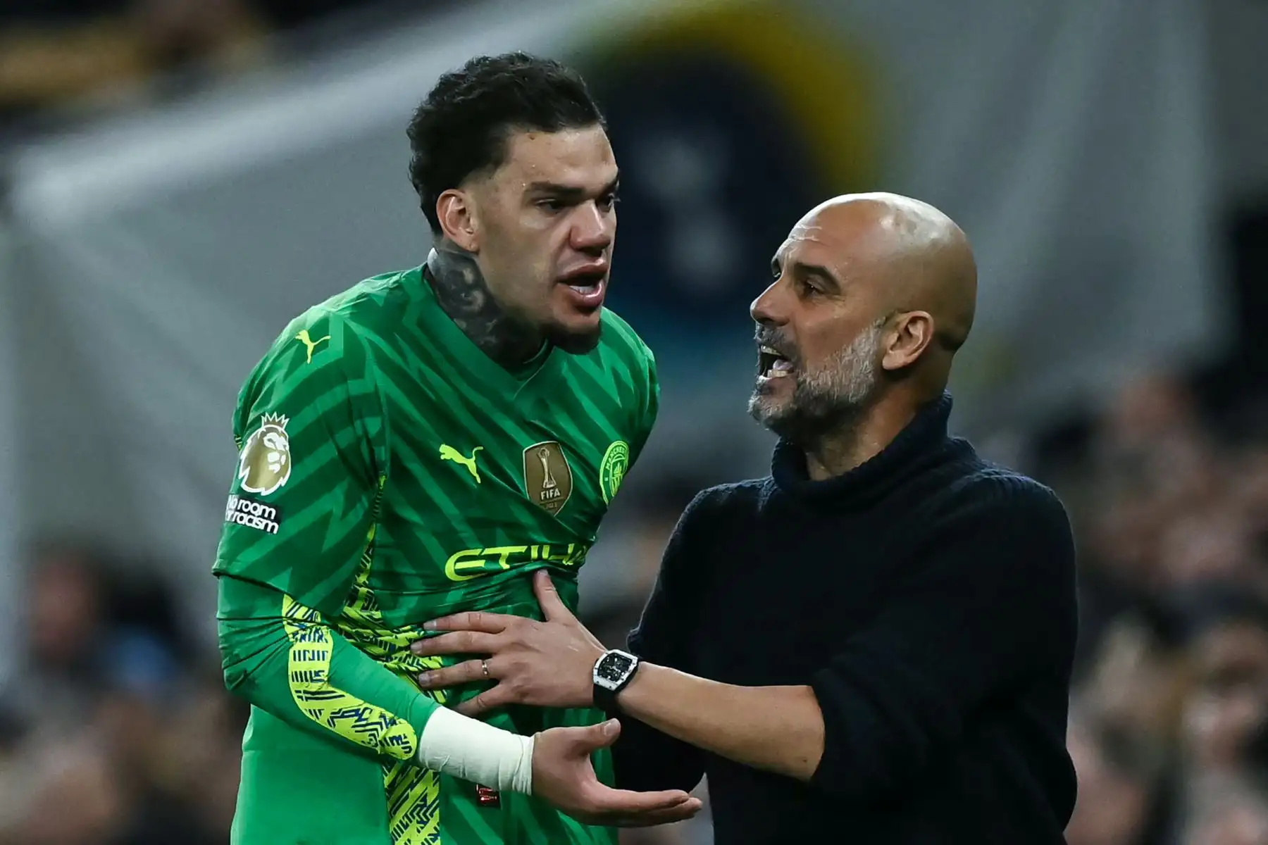 El portero brasileño del Manchester City, Ederson, discute con el técnico español, Pep Guardiola, tras su decisión de sustituirlo durante el partido. Foto: AFP