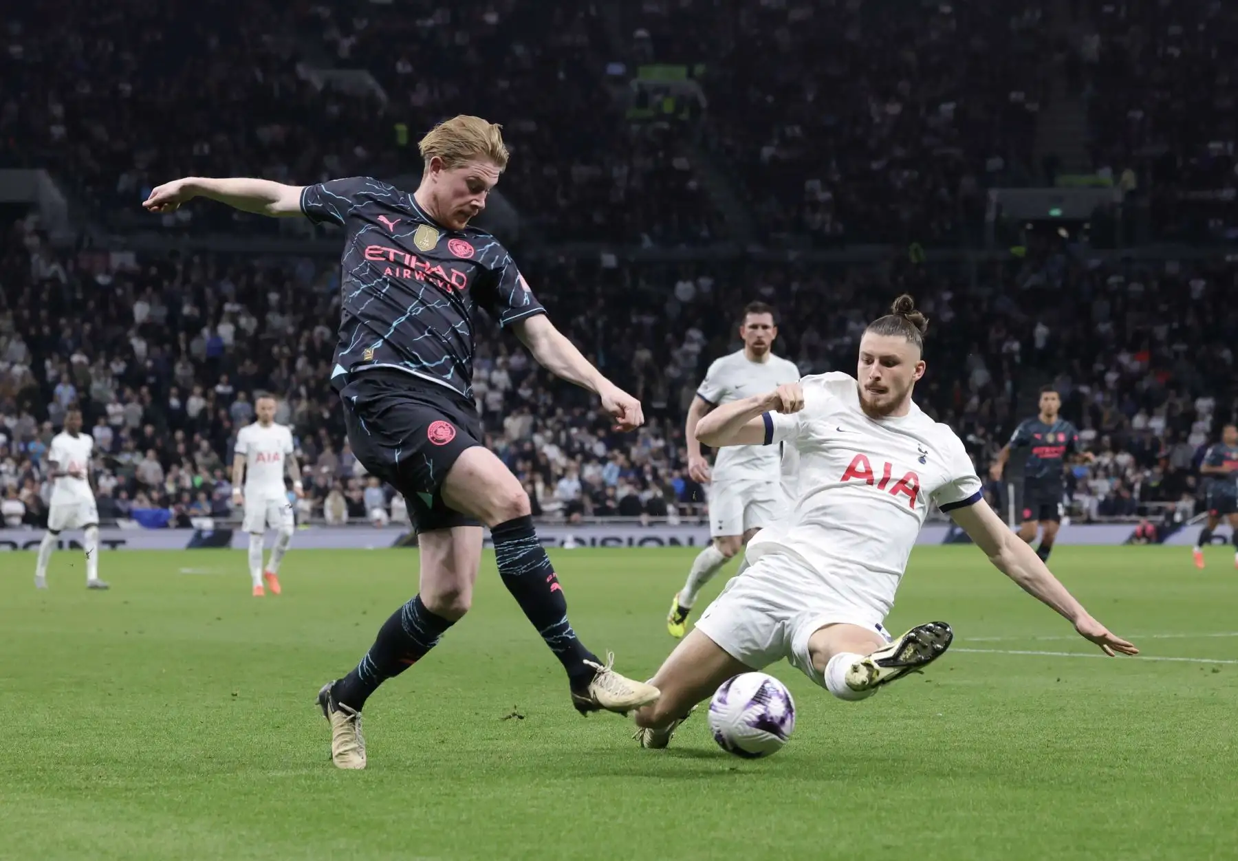 James Maddison del Tottenham Hotspur en acción contra Kevin de Bruyne del Manchester City durante el partido de fútbol de la Premier League. Foto: EFE
