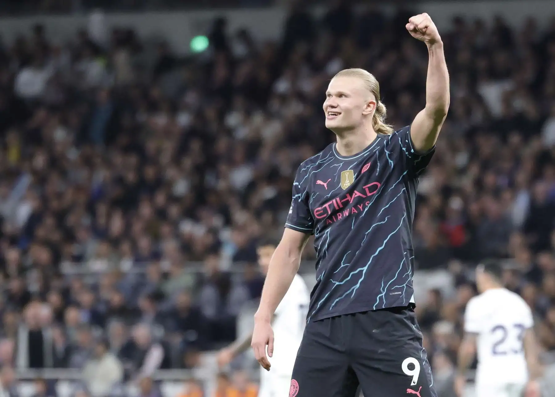 Erling Haaland, del Manchester City, celebra tras anotar el gol 0-1 durante el partido de fútbol de la Premier League inglesa entre Tottenham y el Manchester City, en Londres. Foto: EFE