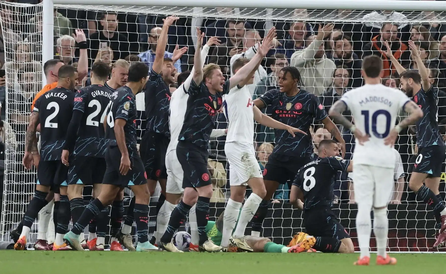 Con doblete de Erling Haaland, Manchester City consigue los 3 puntos ante el Tottenham y llegan a la última jornada como líderes de la Premier League. Foto: EFE