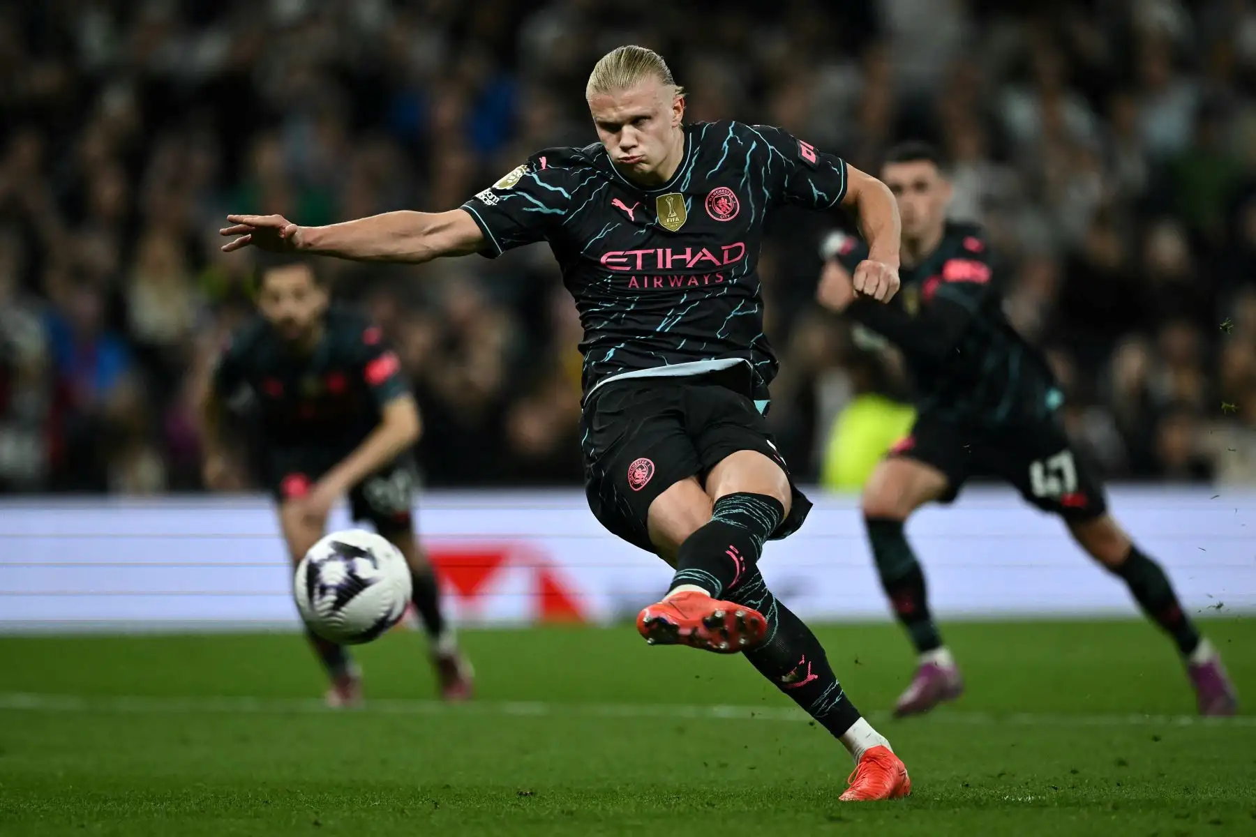 El delantero noruego del Manchester City, Erling Haaland, lanza un penalti y anota el segundo gol de su equipo durante el partido de fútbol de la Premier League inglesa entre Tottenham y el Manchester City. Foto: AFP