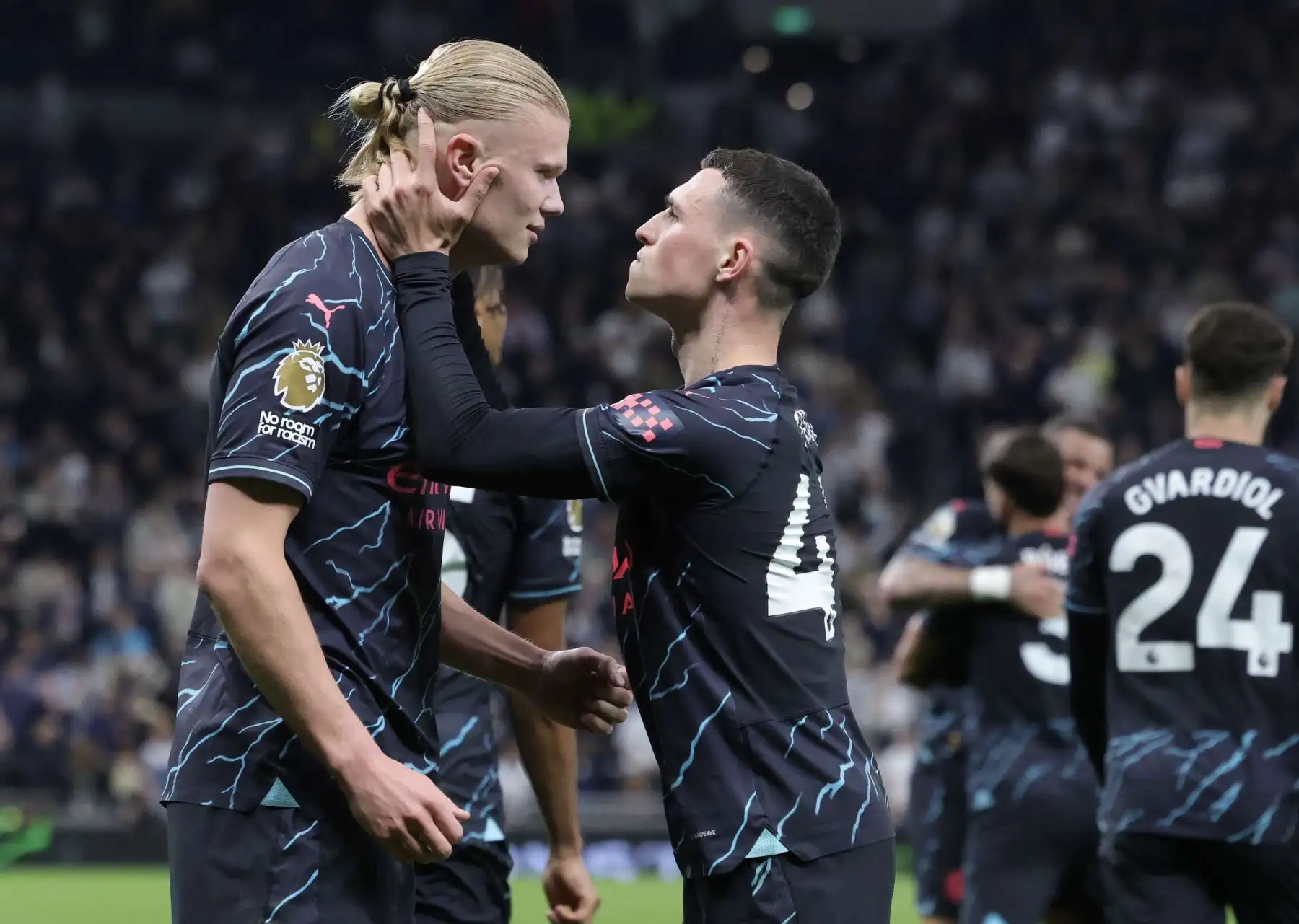Erling Haaland, del Manchester City, celebra con Phil Foden tras marcar el 0-2 del partido de fútbol de la Premier League. Foto: EFE