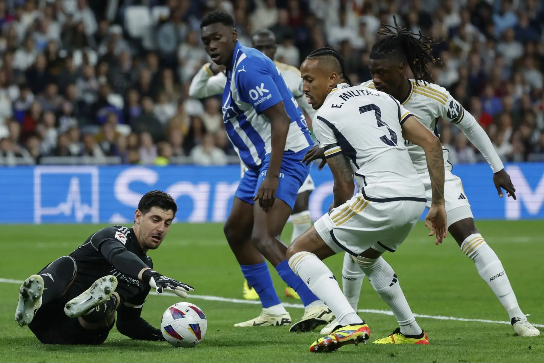 El guardameta belga del Real Madrid Thibaut Courtois detiene un balón durante el partido de la jornada 36 de LaLiga que Real Madrid y Alavés disputan este martes en el estadio Santiago Bernabéu, en Madrid. Foto: EFE