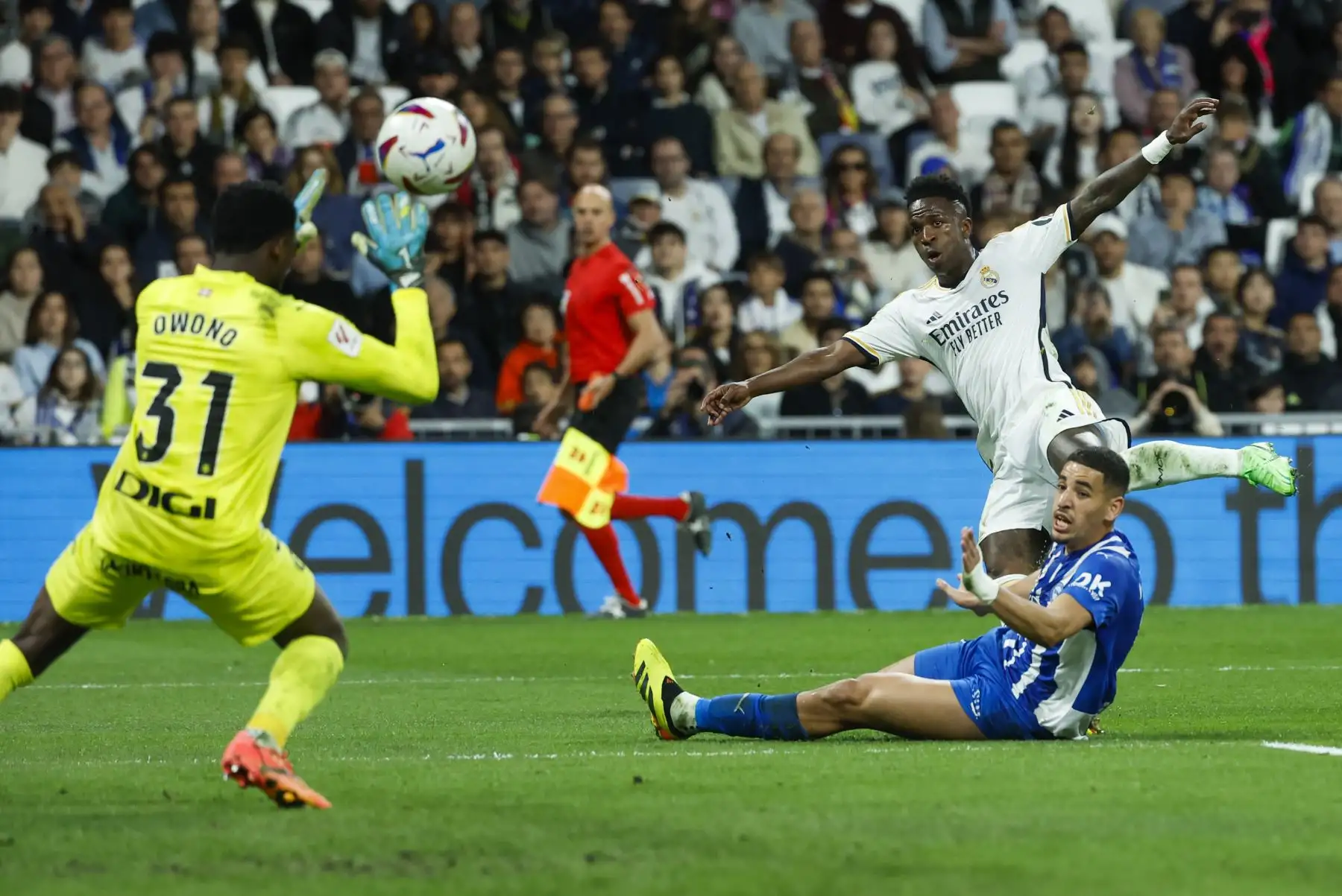 El delantero del Real Madrid Vinicius Junior remata el balón para marcar el cuarto gol ante el Alavés. Foto: EFE