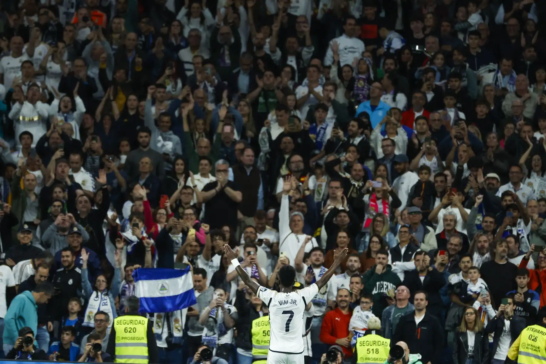 El delantero del Real Madrid Vinicius Junior celebra tras marcar el segundo gol ante el Alavés, durante el partido de Liga en Primera División que Real Madrid y Deportivo Alavés en el estadio Santiago Bernabéu. Foto: EFE