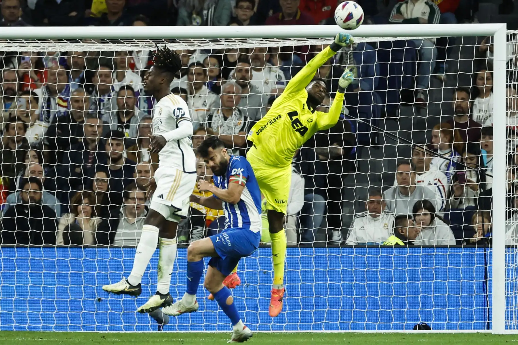 El guardameta guineano del Alavés Jesús Lázaro Owono despeja un balón durante el partido de la jornada 36 de LaLiga que Real Madrid y Alavés disputan este martes en el estadio Santiago Bernabéu, en Madrid. Foto: EFE