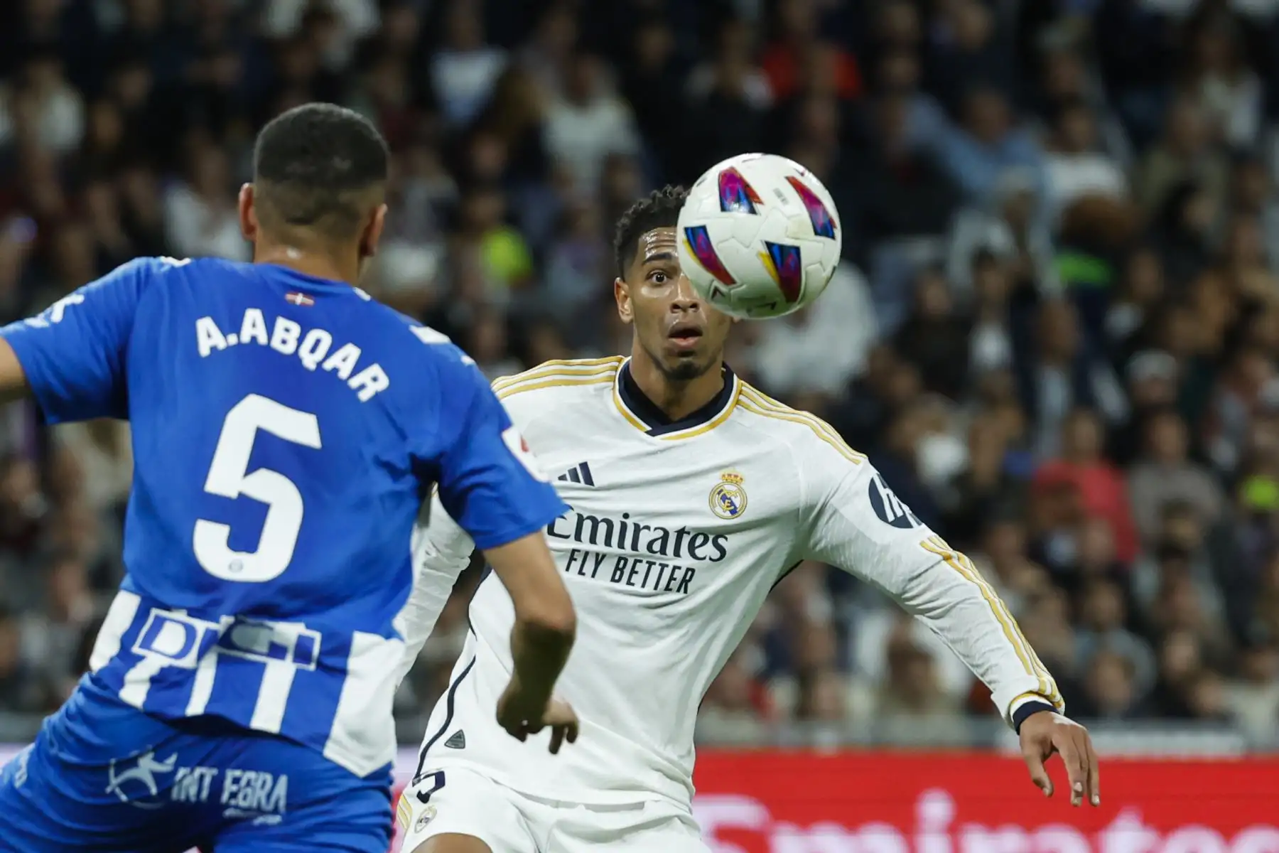 El centrocampista inglés del Real Madrid Jude Bellingham lucha con Abdelkabir Abqar, del Alavés, durante el partido de la jornada 36 de LaLiga. Foto: EFE