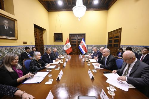 Representantes de Perú y Costa Rica suscriben declaración conjunta.