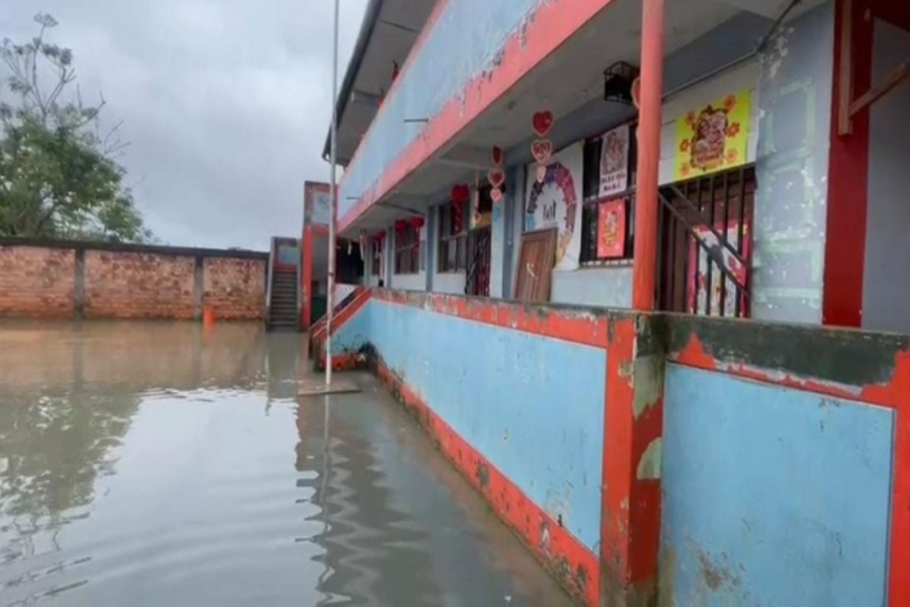 En el centro de la ciudad de Iquitos, los negocios se vieron perjudicados por el ingreso del agua de lluvia.