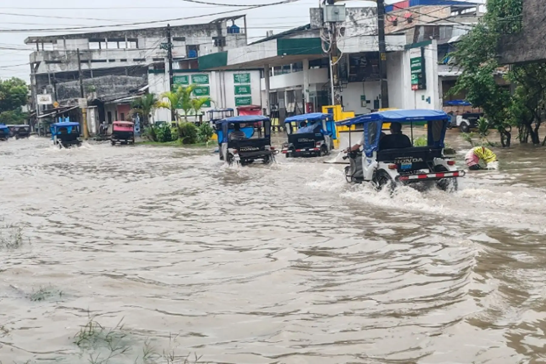 En el centro de la ciudad de Iquitos, los negocios se vieron perjudicados por el ingreso del agua de lluvia.