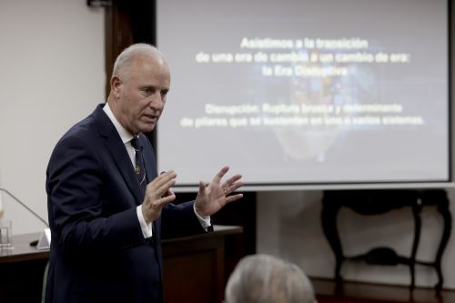Canciller Javier González-Olaechea, ofreció una clase magistral titulada "La era disruptiva" en la Academia Diplomática del Perú
