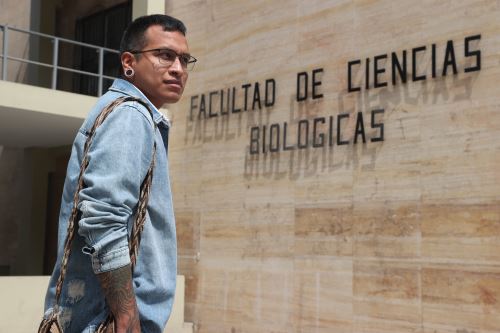 Su pasión por la naturaleza y los fósiles desde niño lo llevó a estudiar Biología y luego hacer especializaciones en Paleontología. Foto: ANDINA/Juan Carlos Guzmán