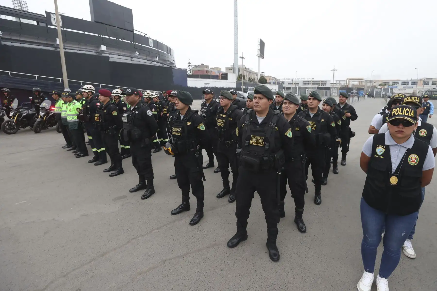 Personal policial desplegado en la explanada del estadio Alejandro Villanueva en el marco de las medidas de seguridad que se tomarán el día de hoy para el encuentro deportivo entre Alianza Lima y Colo Colo de Chile por Copa Libertadores.

Foto: ANDINA/Juan Carlos Guzmán Negrini