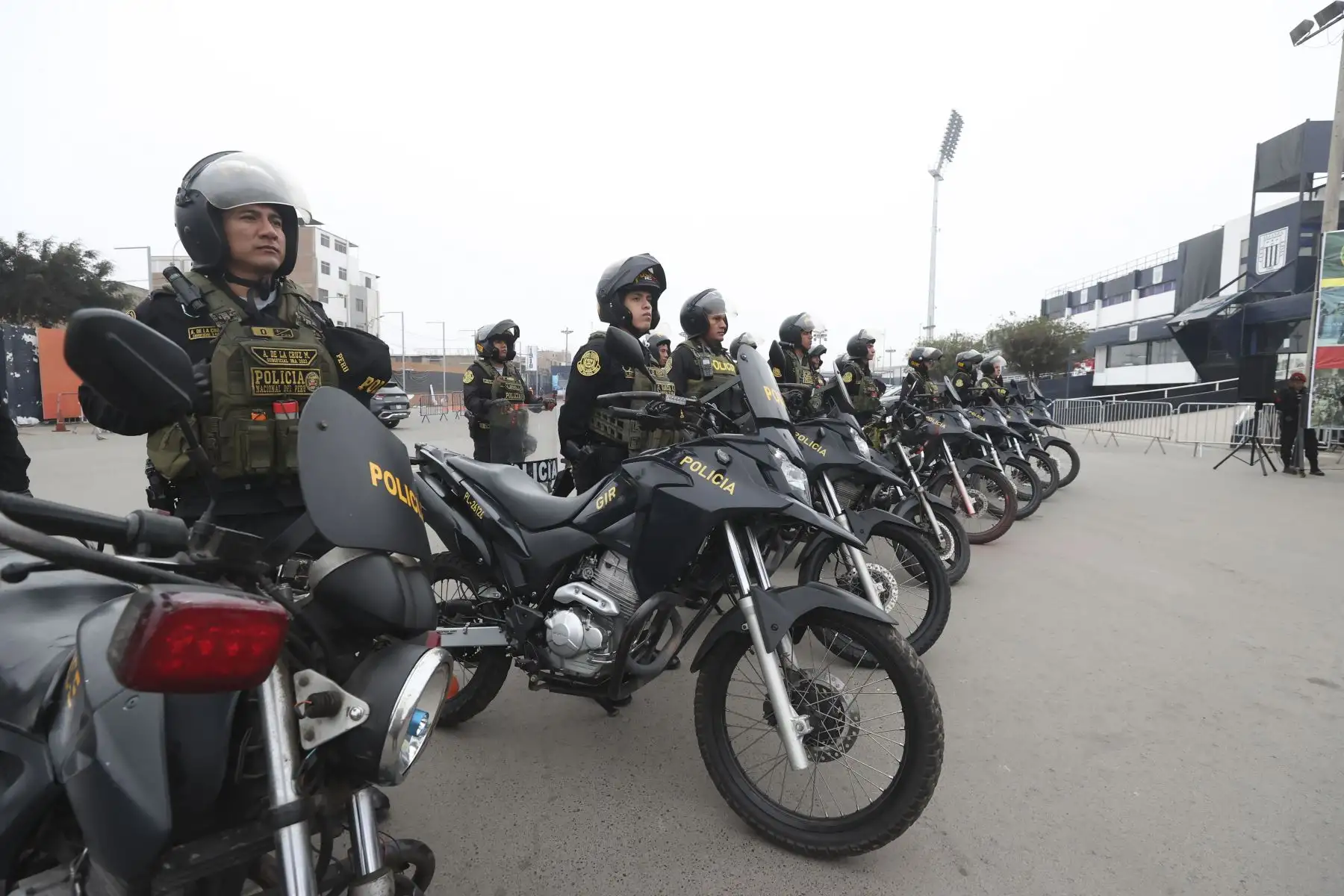 Personal policial desplegado en la explanada del estadio Alejandro Villanueva en el marco de las medidas de seguridad que se tomarán el día de hoy para el encuentro deportivo entre Alianza Lima y Colo Colo de Chile por Copa Libertadores.

Foto: ANDINA/Juan Carlos Guzmán Negrini