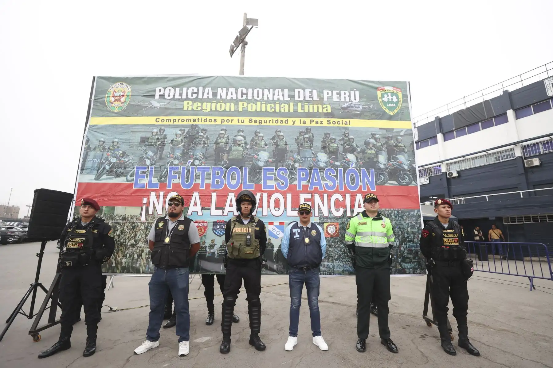 Personal policial desplegado en la explanada del estadio Alejandro Villanueva en el marco de las medidas de seguridad que se tomarán el día de hoy para el encuentro deportivo entre Alianza Lima y Colo Colo de Chile por Copa Libertadores.

Foto: ANDINA/Juan Carlos Guzmán Negrini