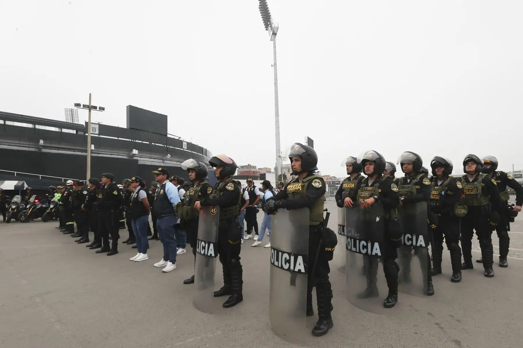 Personal policial desplegado en la explanada del estadio Alejandro Villanueva en el marco de las medidas de seguridad que se tomarán el día de hoy para el encuentro deportivo entre Alianza Lima y Colo Colo de Chile por Copa Libertadores.

Foto: ANDINA/Juan Carlos Guzmán Negrini