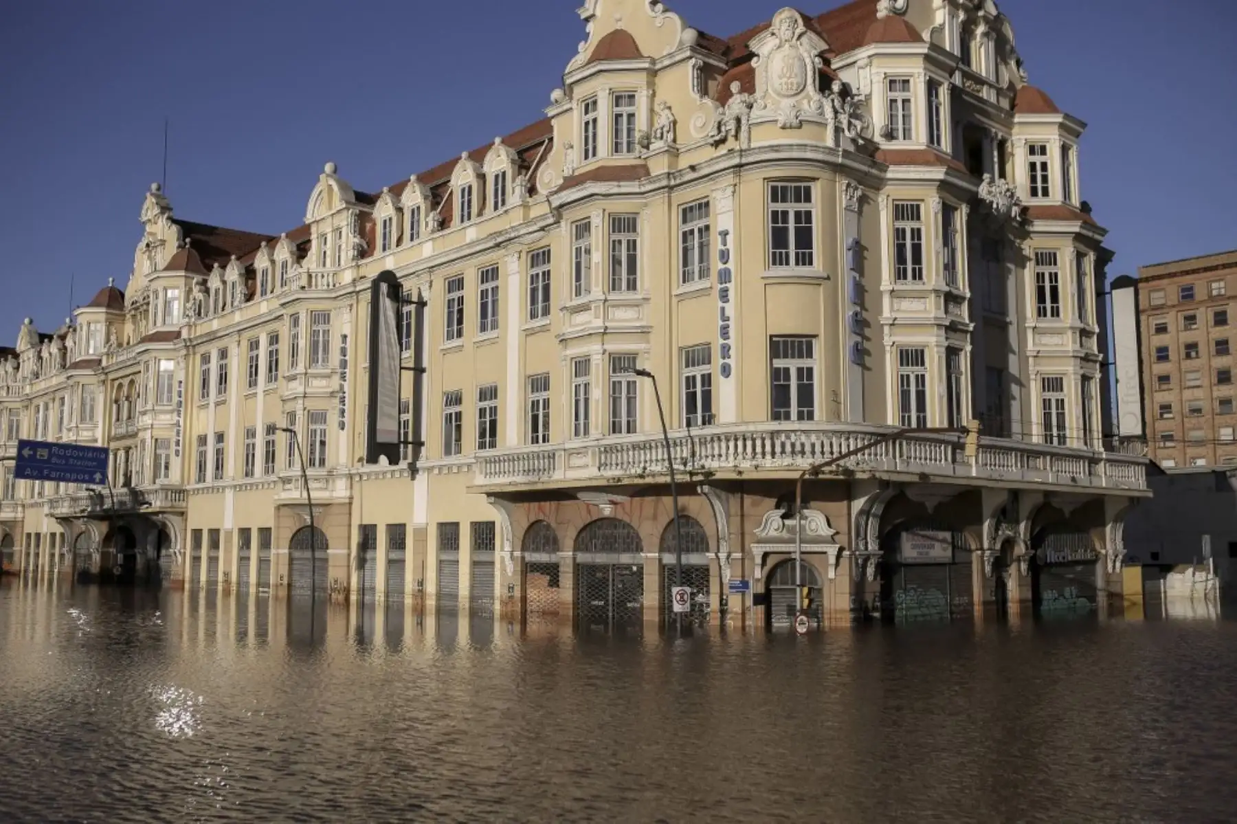 Vista de una calle inundada en el centro histórico de la ciudad de Porto Alegre, estado de Rio Grande do Sul, Brasil. Foto: AFP