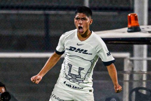 Piero Quispe vistiendo la camiseta del Pumas UNAM en la Liga MX.