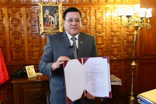 Presidente del Congreso, Aleiandro Soto, promulga ley que precisa alcances de legítima defensa
