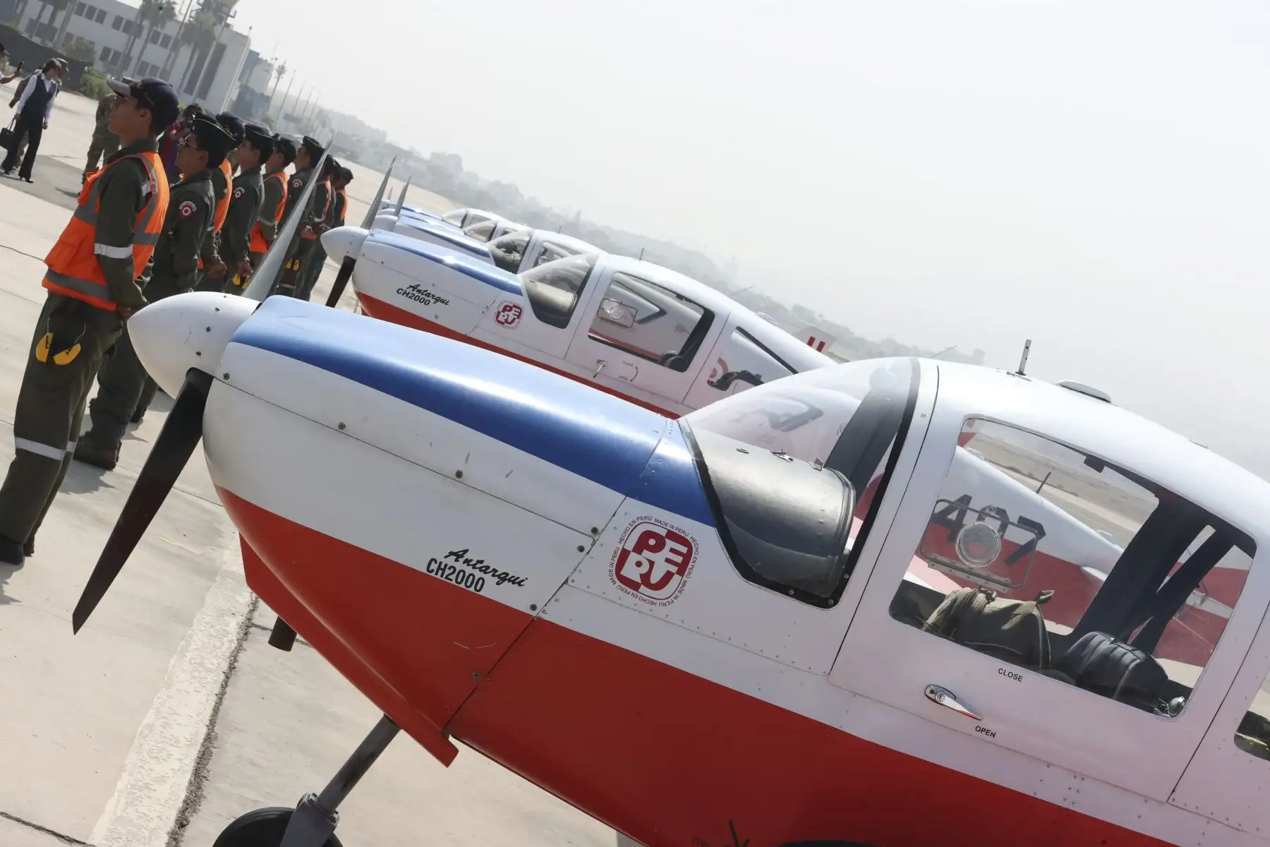 La Fuerza Aérea del Perú presentó su nuevo avión ALARUS CH-2000, producido en nuestro país en el Servicio de Mantenimiento de la FAP (SEMAN) y consta de 5 unidades. 

Foto: ANDINA/Juan Carlos Guzmán Negrini