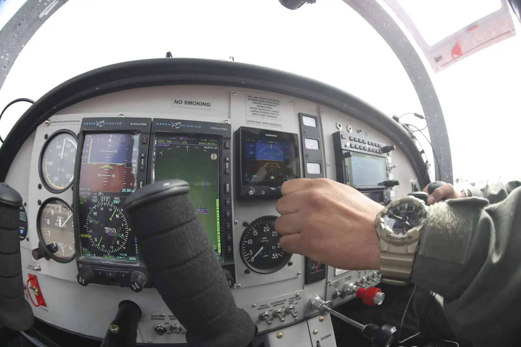 Mayor FAP Javier Paredes Crisóstomo, piloto de uno de los cinco ejemplares del avión ALARUS CH-2000, producido en nuestro país en el Servicio de Mantenimiento de la FAP (SEMAN).

Foto: ANDINA/Juan Carlos Guzmán Negrini