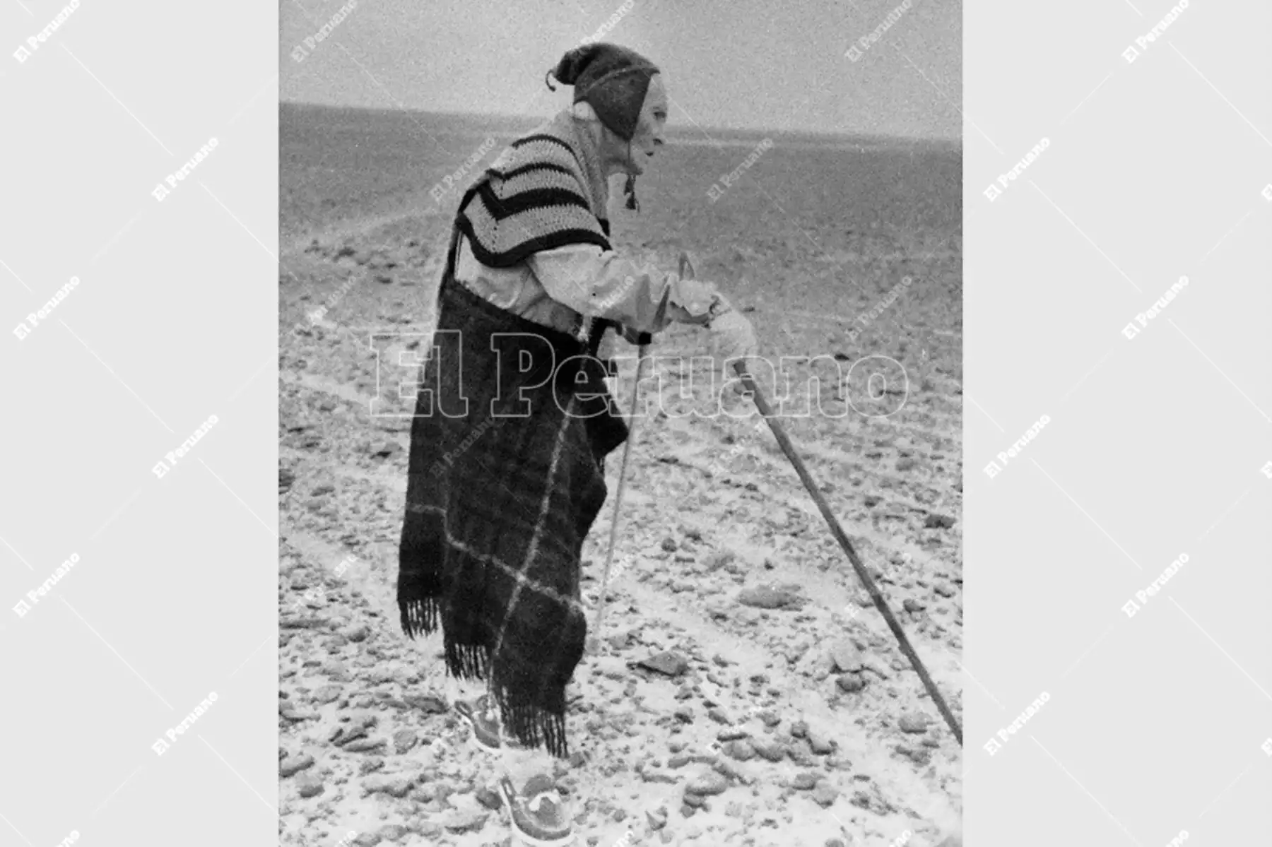Fotografía de archivo familiar sin fechar que muestra a la investigadora María Reiche en trabajo de campo en las Líneas de Nasca. Foto: Archivo Histórico de El Peruano / Reproducción Archivo Familiar