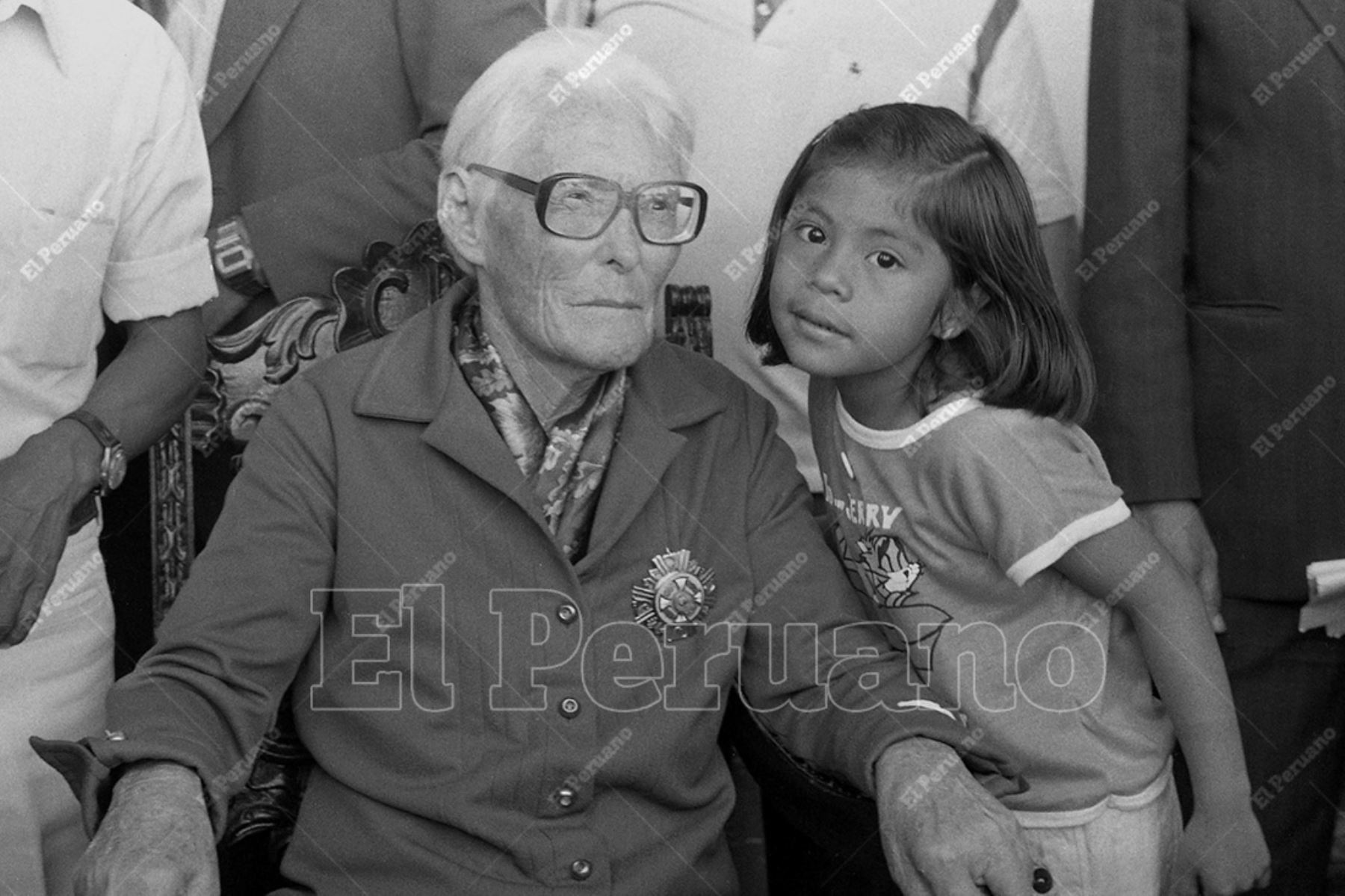 Lima - 2 junio 1986 / La investigadora María Reiche condecorada  con las Palmas Magisteriales del Perú en el grado de Amauta. Foto: Archivo Histórico de El Peruano / Norman Córdova