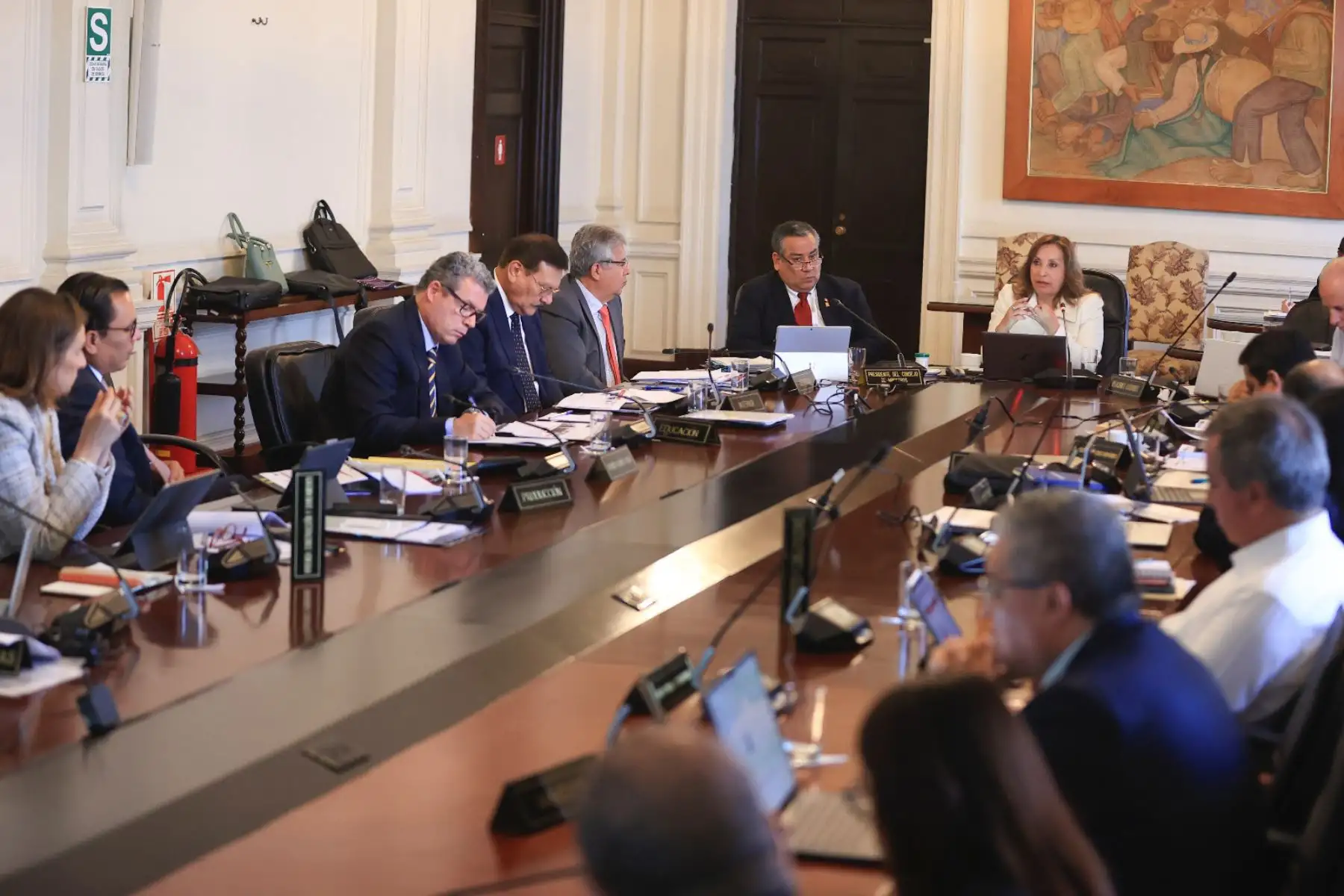 La presidenta de la república, Dina Boluarte Zegarra, lidera una nueva sesión del Consejo de Ministros, la cual está enfocada en atender las necesidades de la ciudadanía e impulsar las reformas que el país requiere. Foto: ANDINA/Prensa Presidencia