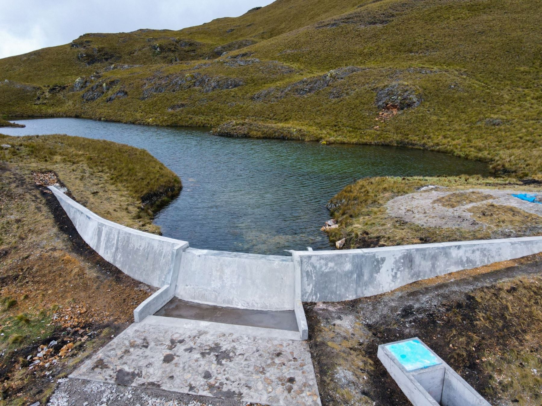 Más de 3,000 familias que viven en zonas altoandinas de Puno se beneficiarán con la construcción de qochas y zanjas de infiltración que ejecutará este año el Fondo Sierra Azul del Midagri. ANDINA/Difusión